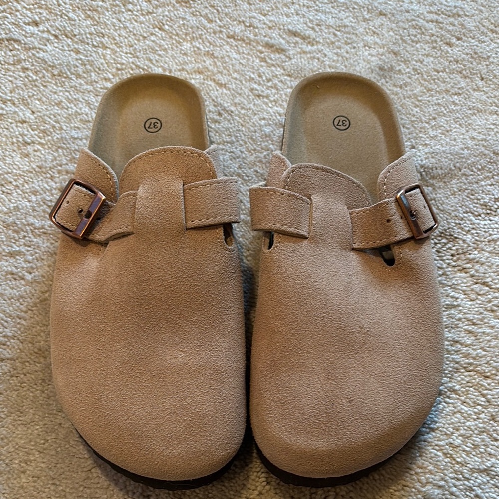 Qomfort suede clogs